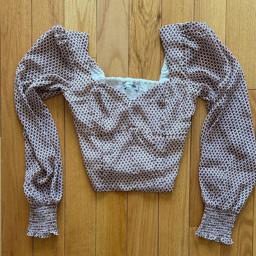 NWOT Abercrombie & Fitch White Top with Brown Geo Print